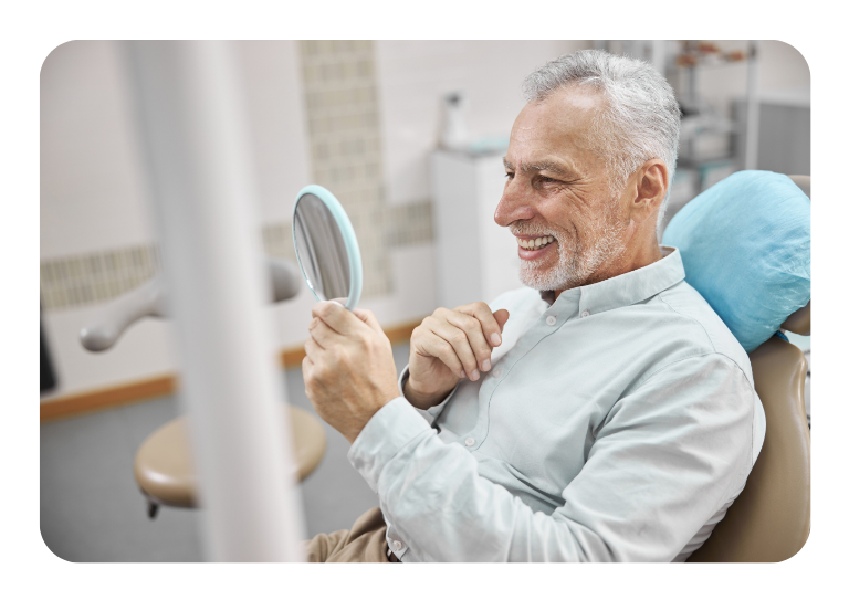 Paciente satisfeito com implante